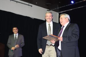 Dr. Aguero recibiento el premio RELIM a la trayectoria y contribución a la calidad de Leche en Chile